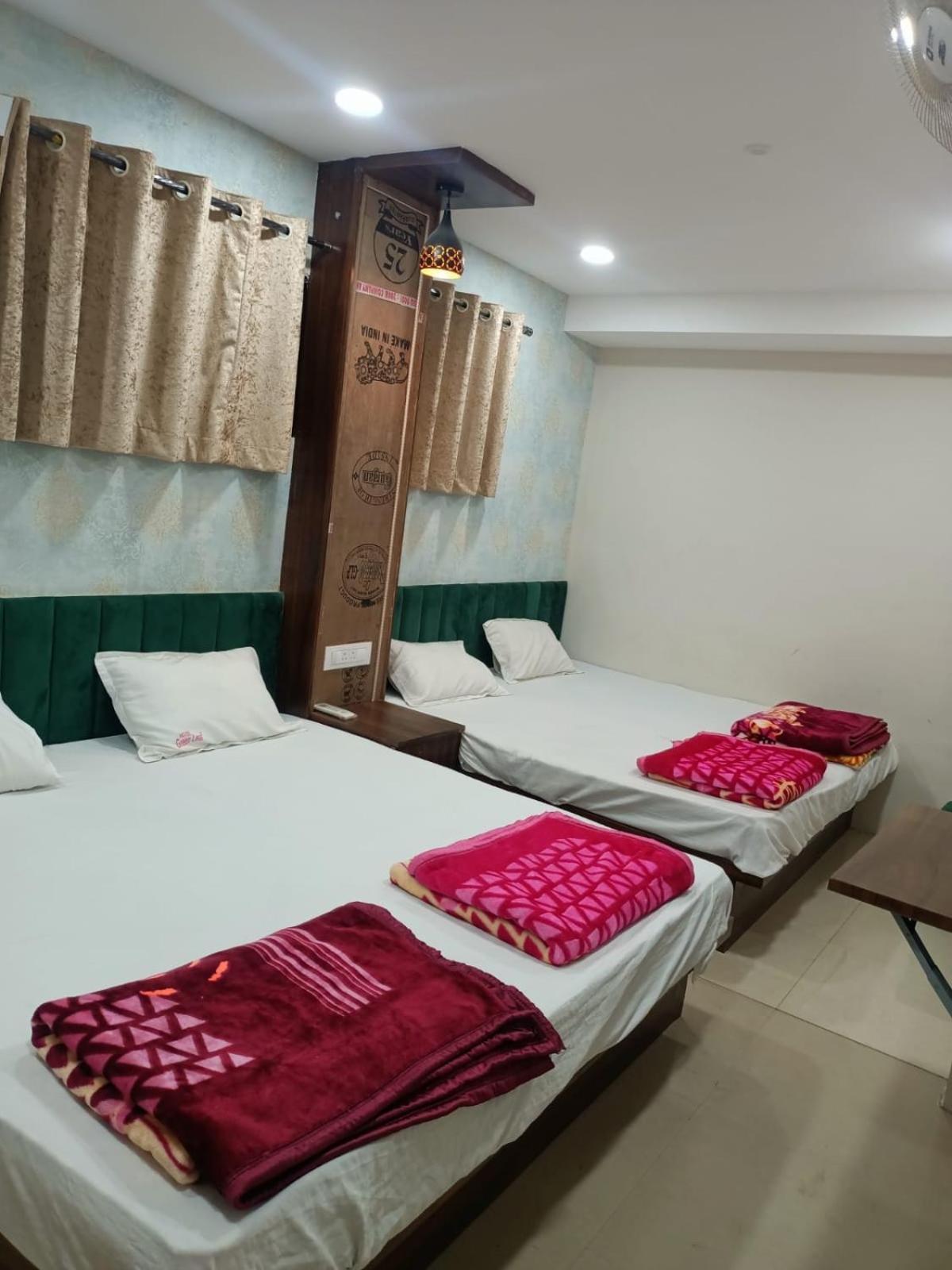 Green Leaf Hotel 우자인 외부 사진