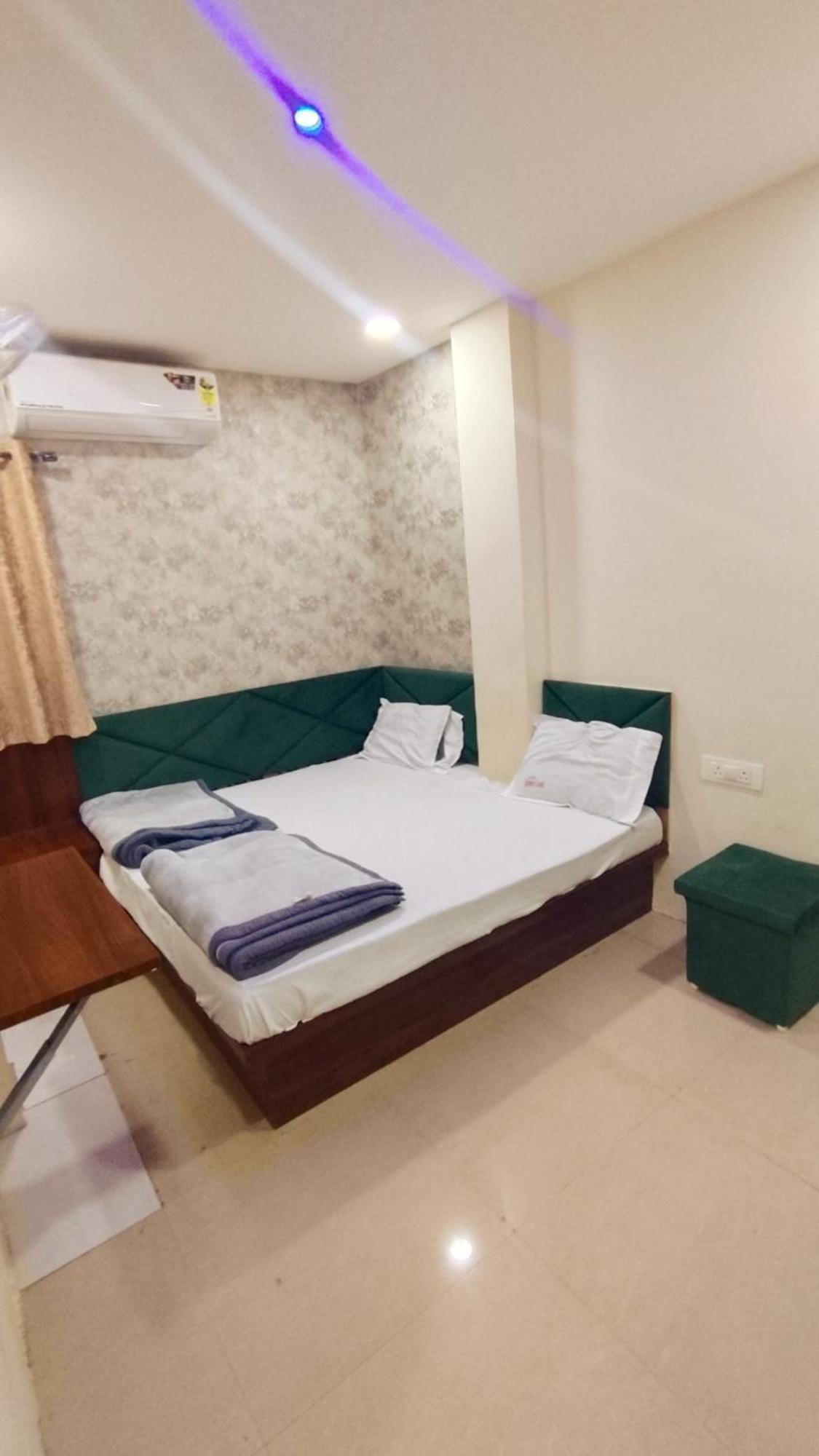 Green Leaf Hotel 우자인 외부 사진