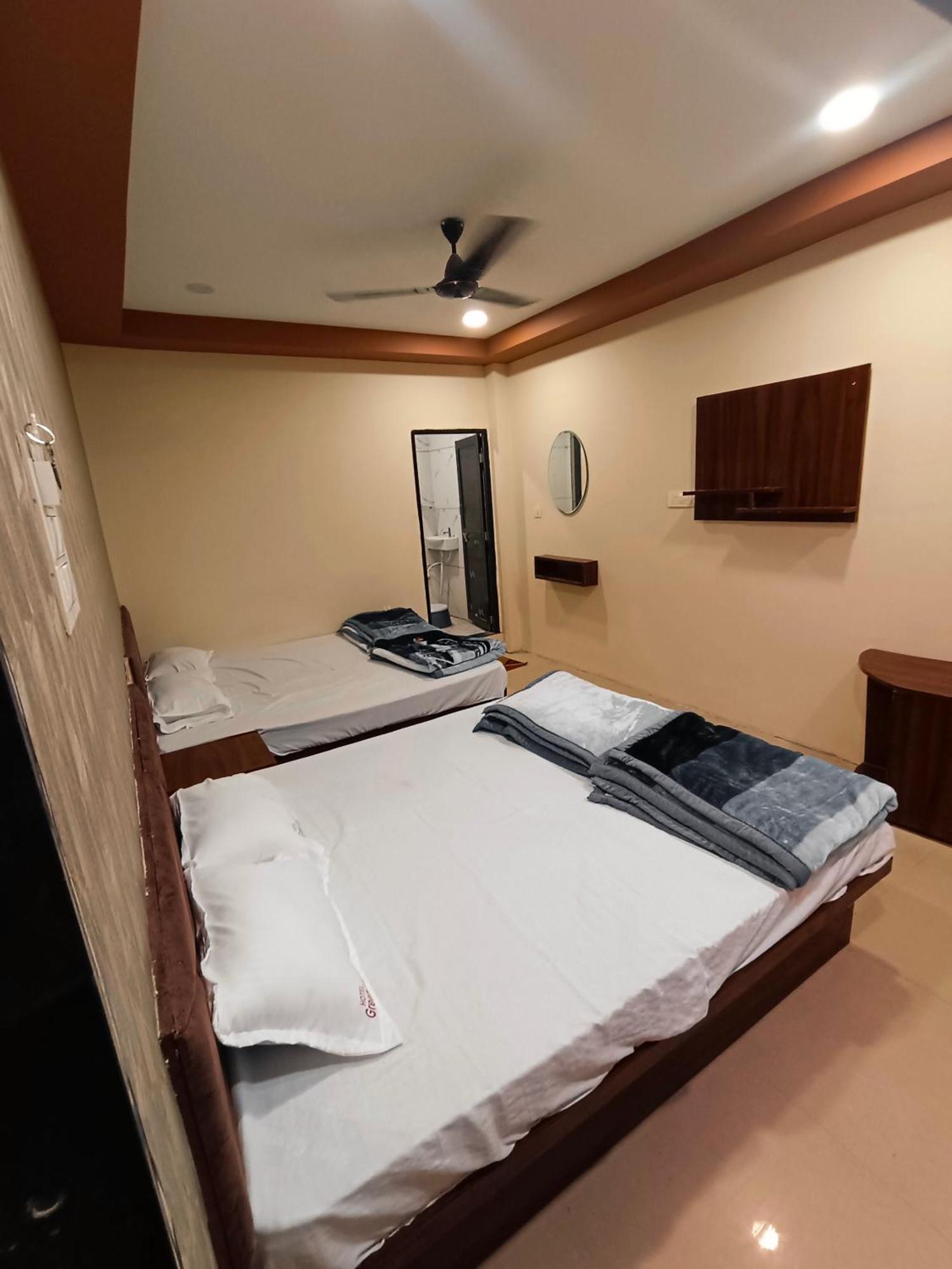 Green Leaf Hotel 우자인 외부 사진