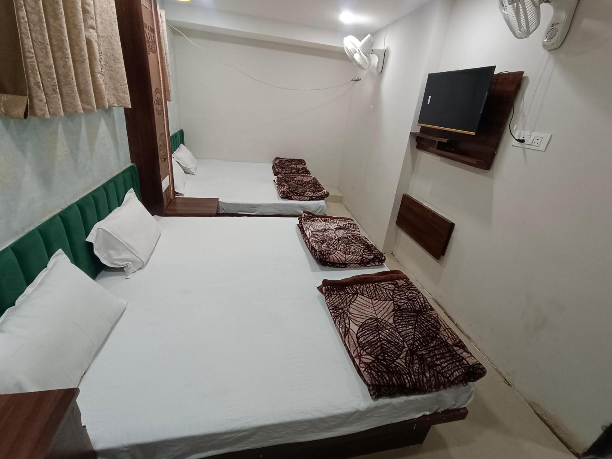 Green Leaf Hotel 우자인 외부 사진